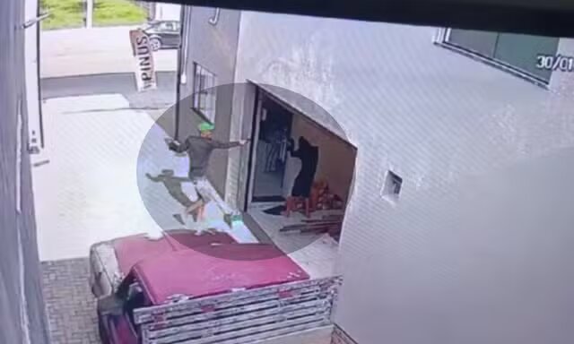 Homem é preso após perseguir e matar outro a tiros na Bahia; suspeito filmou corpo antes de deixar local do crime Homem é preso após perseguir e matar outro a tiros na Bahia; suspeito filmou corpo antes de deixar local do crime